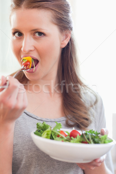 商業照片: 關閉 · 年輕女子 · 吃 · 沙拉 · 健康 · 蔬菜