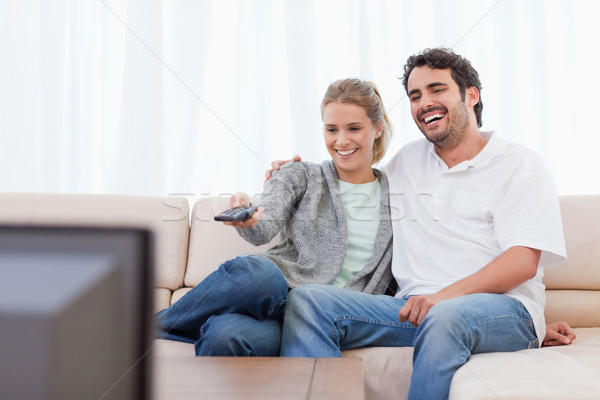 Couple regarder tv salon maison sourire [[stock_photo]] © wavebreak_media