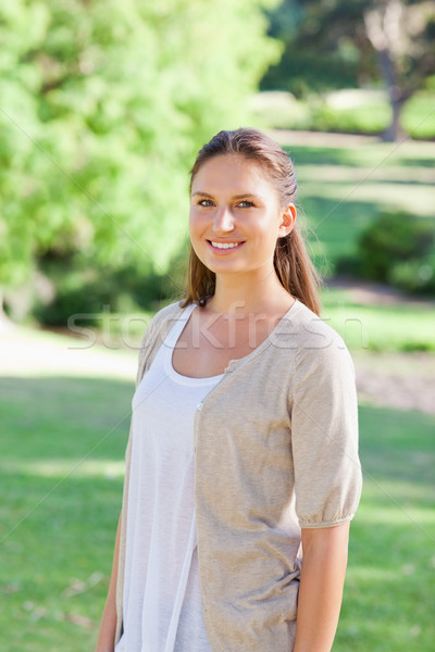 Foto stock: Sorrindo · tempo · parque · sorridente · mulher · jovem · primavera