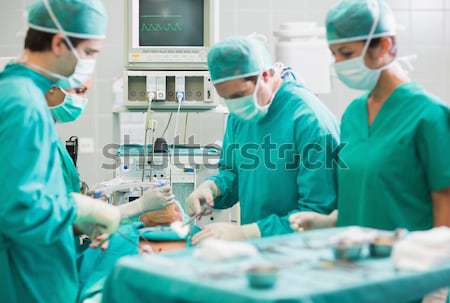 Sebész visel kesztyű vér színház nő Stock fotó © wavebreak_media