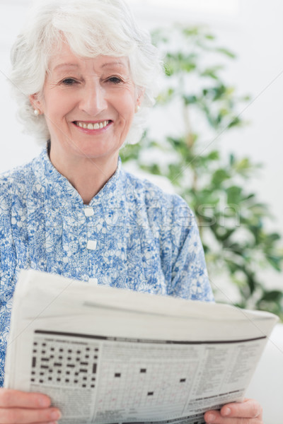 Zdjęcia stock: Starszych · uśmiechnięta · kobieta · czytania · gazety · sofa · gazety