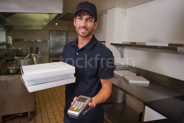 Mosolyog pizza futár tart hitelkártya gép Stock fotó © wavebreak_media