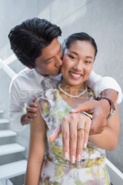 Cuplu inel de logodna deget scară casă Imagine de stoc © wavebreak_media