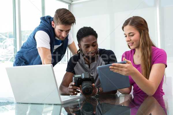 Stock fotó: Kreatív · fiatal · üzleti · csapat · néz · digitális · tabletta