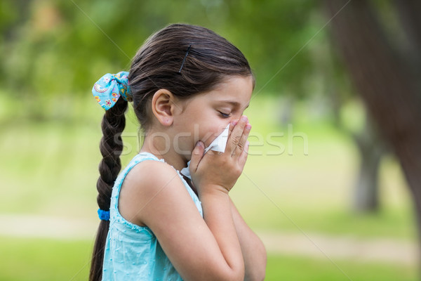 Foto stock: Nina · sonarse · la · nariz · nina · primavera · nino