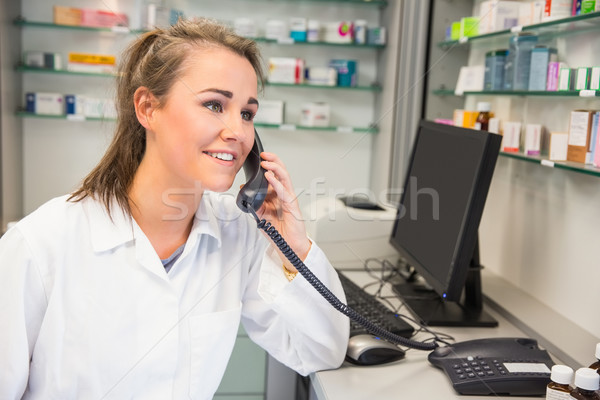 Fiatal gyógyszerész telefon kórház gyógyszertár orvosi Stock fotó © wavebreak_media