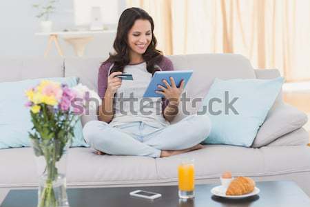 Gülen güzel esmer online alışveriş kanepe oturma odası Stok fotoğraf © wavebreak_media
