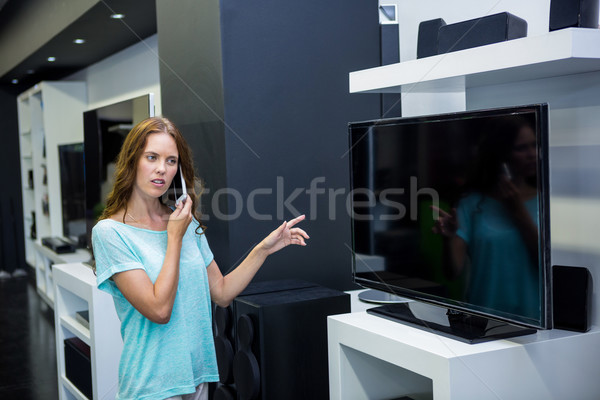 Mulher bonita compras novo televisão eletrônica armazenar Foto stock © wavebreak_media