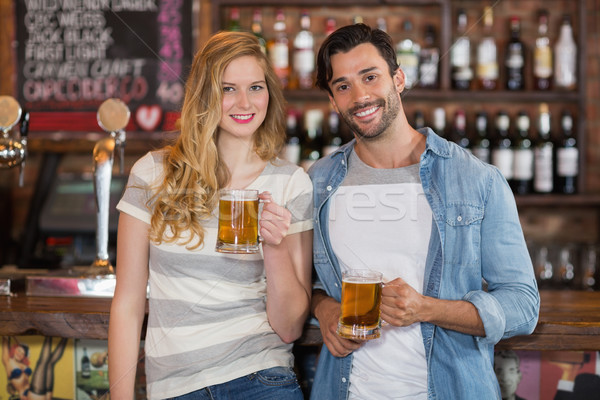 Jóvenes amigos cerveza pub retrato Foto stock © wavebreak_media