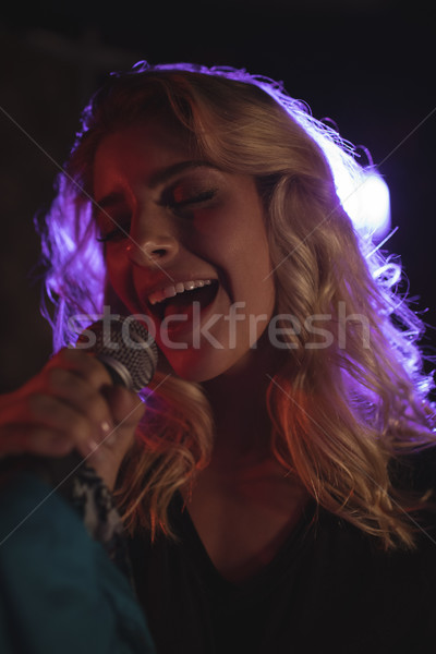 Zdjęcia stock: Szczęśliwy · kobiet · piosenkarka · nightclub