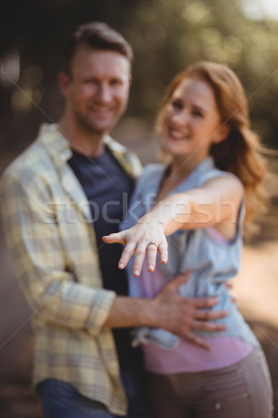 улыбающаяся женщина кольца человека оливкового фермы Сток-фото © wavebreak_media