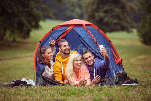 Stockfoto: Gelukkig · vrienden · tent · man · groene