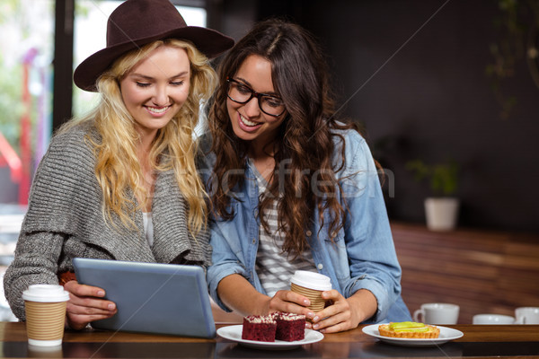Glimlachend vrienden genieten koffie kijken Stockfoto © wavebreak_media