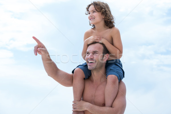 Père fils épaule pointant heureux [[stock_photo]] © wavebreak_media