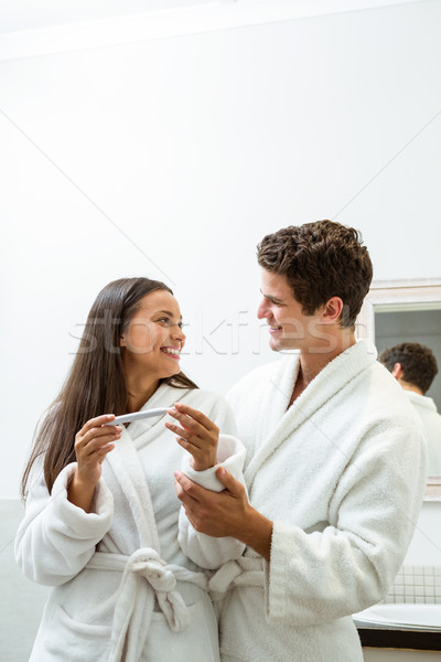 Foto stock: Feliz · casal · teste · de · gravidez · banheiro · homem · casa