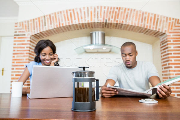 Stockfoto: Jonge · vrouw · met · behulp · van · laptop · keuken · man · lezing · krant