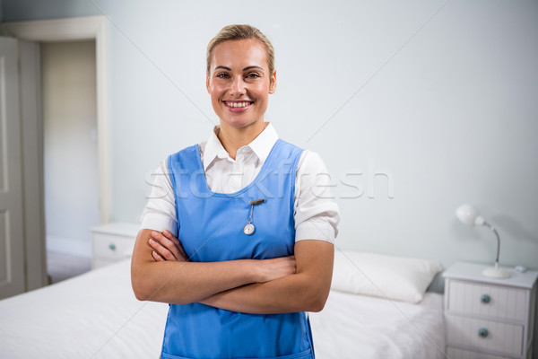 女 護士 雙臂交叉 常設 醫院 肖像 商業照片 © wavebreak_media