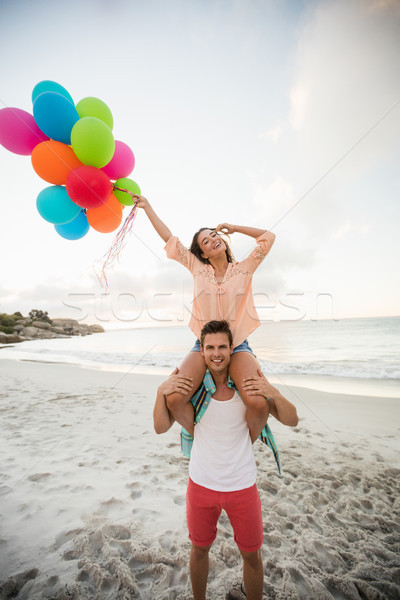 Foto d'archivio: Uomo · piggyback · donna · spiaggia · felice · birra