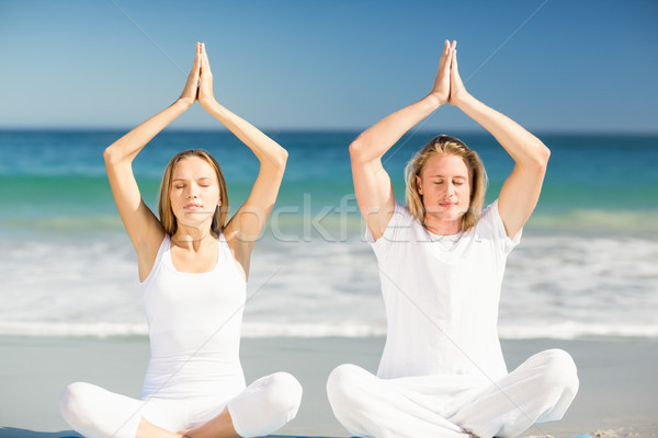 Om femeie yoga plajă ocean Imagine de stoc © wavebreak_media