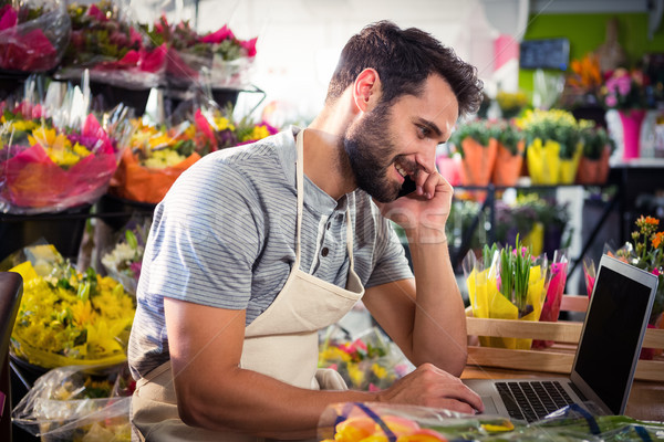 Männlich Blumengeschäft sprechen Handy mit Laptop Blumenladen Stock foto © wavebreak_media