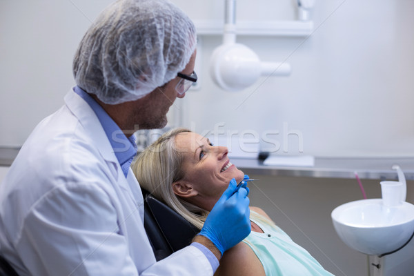 牙科醫生 檢查 女子 工具 牙科 診所 商業照片 © wavebreak_media