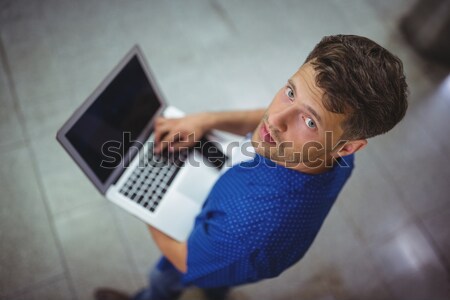 Foto stock: Retrato · homem · bonito · usando · laptop · estação · de · trem · computador · amor