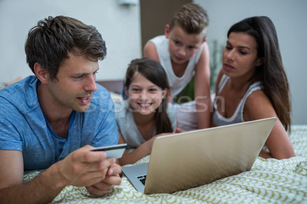 Stockfoto: Familie · online · winkelen · laptop · slaapkamer · home · vrouw