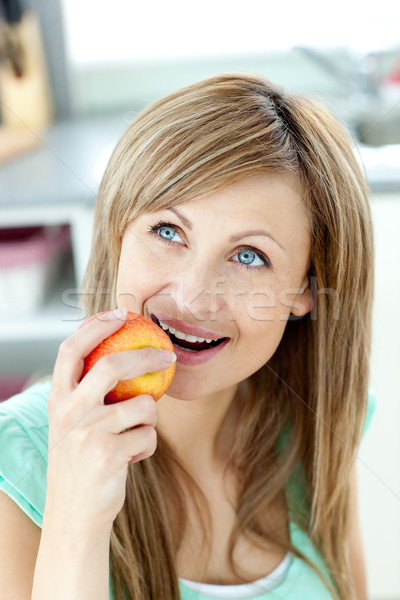 Kadın yeme elma mutfak ev mutlu Stok fotoğraf © wavebreak_media