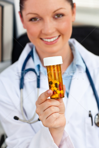 Foto stock: Encantado · feminino · médico · pílulas · câmera