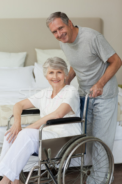 Gepensioneerd vrouw rolstoel echtgenoot medische gezondheid Stockfoto © wavebreak_media