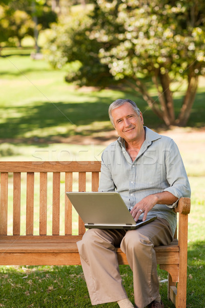 退休 男子 工作的 筆記本電腦 公園 花園 商業照片 © wavebreak_media