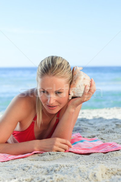 女子 聽 殼 海灘 天空 水 商業照片 © wavebreak_media