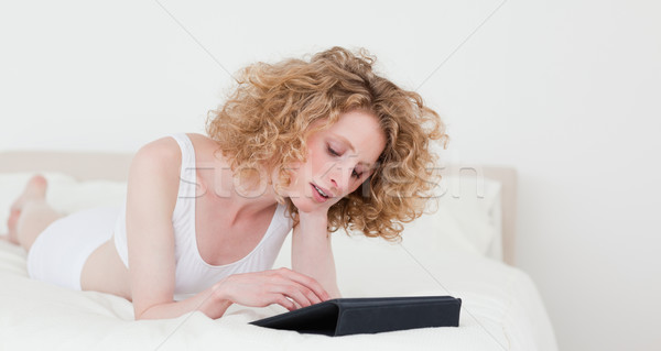 Stockfoto: Goed · kijken · blonde · vrouw · ontspannen · tablet · bed · meisje