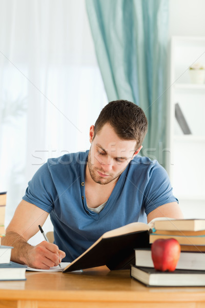 Foto stock: Masculino · estudante · trabalhando · papel · escolas · maçã