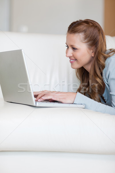 Stok fotoğraf: Gülen · genç · kadın · dizüstü · bilgisayar · kanepe · bilgisayar