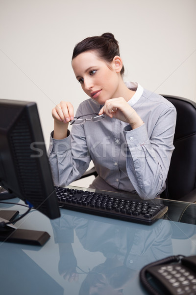 Jungen Geschäftsfrau schauen Bildschirm halten Gläser Stock foto © wavebreak_media