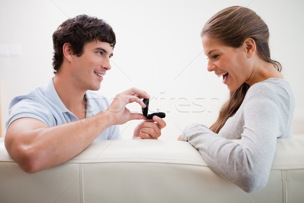 Tânăr propunere prietena fericit acasă Imagine de stoc © wavebreak_media