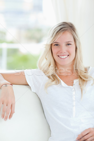 Femme séance souriant canapé caméra [[stock_photo]] © wavebreak_media