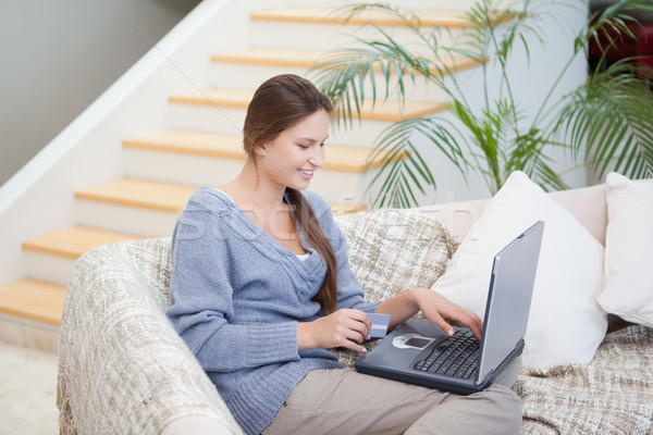 Vrouw vergadering sofa notebook kamer benen Stockfoto © wavebreak_media