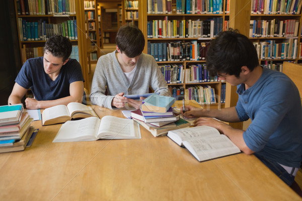 Diákok főiskola könyvtár könyv diák asztal Stock fotó © wavebreak_media