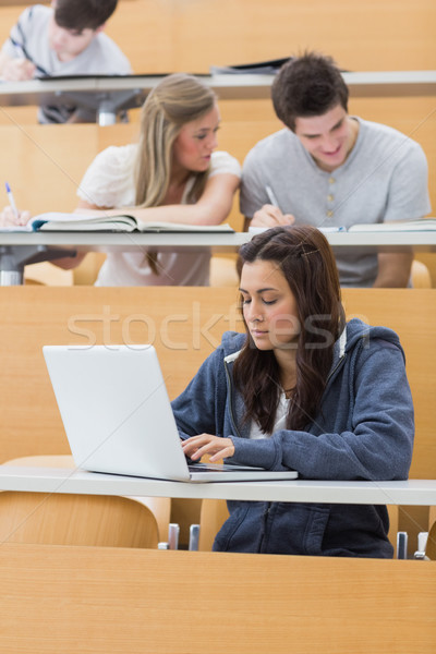 студент используя ноутбук отмечает лекция зале Сток-фото © wavebreak_media