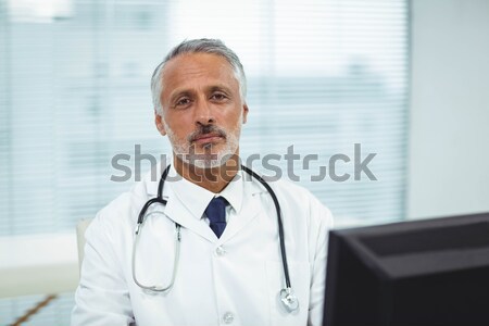 Souriant médecin regarder caméra permanent médicaux [[stock_photo]] © wavebreak_media