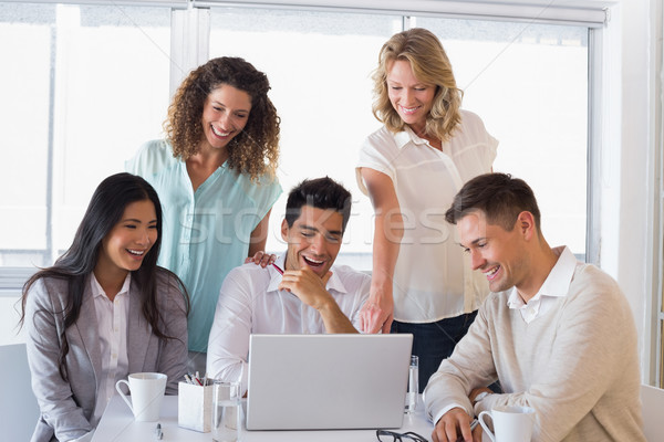 Stock foto: Lächelnd · Business-Team · Sitzung · mit · Laptop · Büro