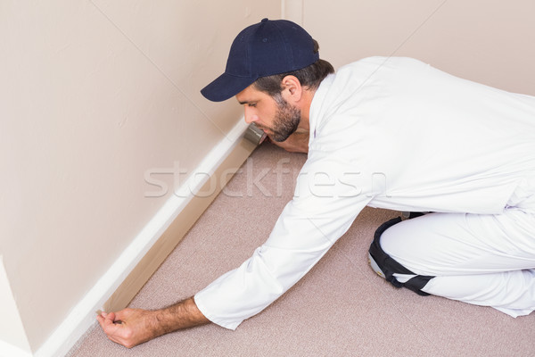 Ezermester fekszik szőnyeg új ház férfi fal Stock fotó © wavebreak_media