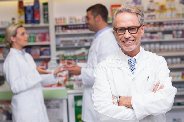 シニア 薬剤師 笑みを浮かべて カメラ 病院 薬局 ストックフォト © wavebreak_media