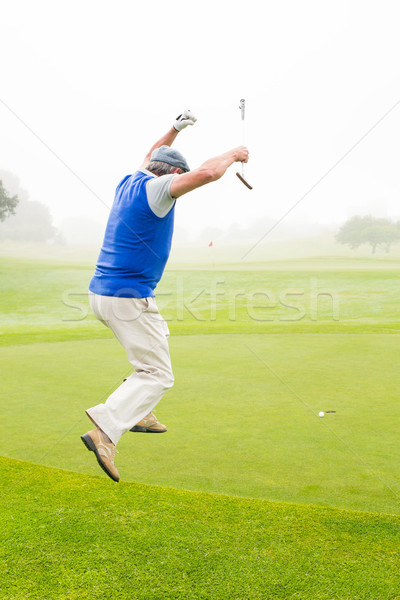 Foto stock: Animado · jogador · de · golfe · saltando · para · cima · nebuloso · dia