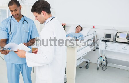 Médecin chirurgien note bureau femme heureux [[stock_photo]] © wavebreak_media