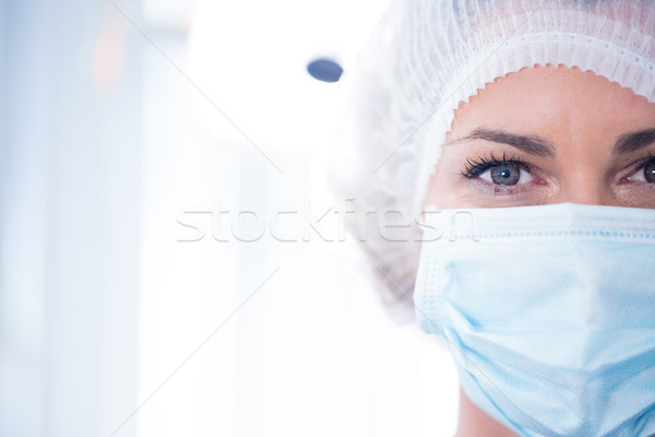 Dentysta maski chirurgiczne cap patrząc kamery stomatologicznych Zdjęcia stock © wavebreak_media