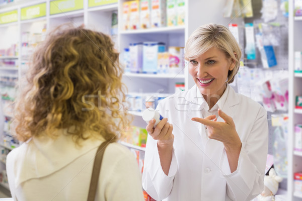 Farmaceuta butelki narkotyków mówić klienta Zdjęcia stock © wavebreak_media