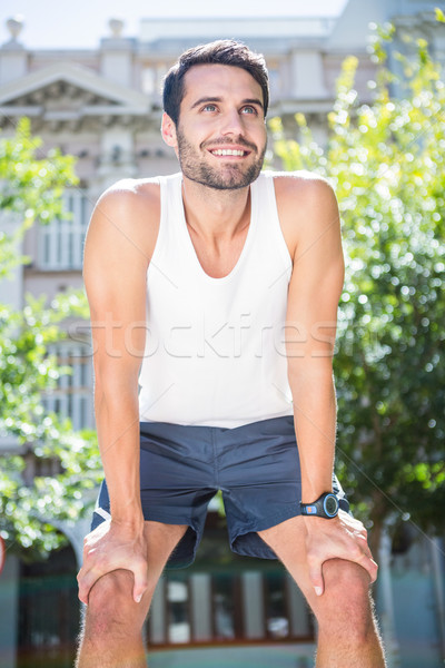 [[stock_photo]]: Souriant · élégant · athlète · ville · arbre